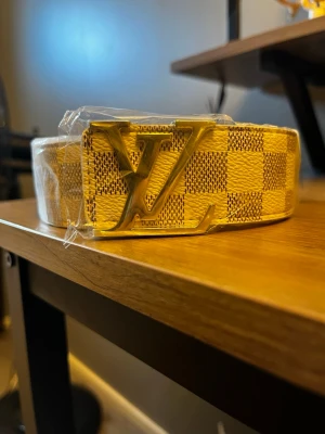 L-V bälte - Hej, säljer en riktigt snygg och helt ny bälte, 110cm, och oanvänd 