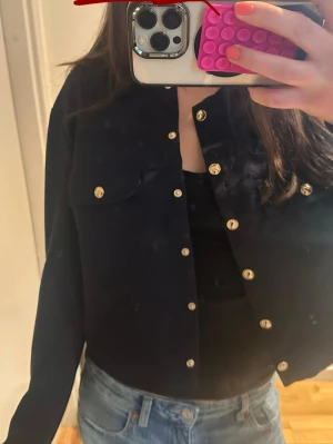Svart jackliknande tröja med guldknappar - Mörkblå tröja med guldknappar.                                      Storlek L men passar mer som S!                    Endast använd en gång❣️