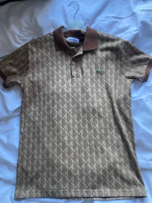 Lacoste piké  - Hej köpte denna under sommaren 2025 använt ett fåtal gånger men nu är den för liten för mig, en riktigt fet piké som man kan ha under en varm sommar kväll, perfekt till er som ska fira student med familj och vänner