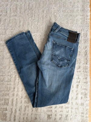 Blå jeans från Replay - Snygga blå jeans från Replay med mjukt och skönt material. 