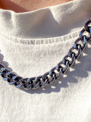 Halsband grov kedja  - Halsband med grov curb kedja i färgen Gunmetal med klo lås . Gjord av aluminium så halsbandet är inte tungt