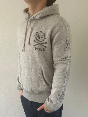SÄLLSYNT RALPH LAUREN HOODIE - Tja. Säljer denna sjukt unika o sällsynta Ralph Lauren hoodien med så feta tryck på armarna. Tröjan är i storlek S. På sista bilden syns det att en söm har släppt. Pyttelitet och syns inte alls ( inget hål ). Annars nyskick, använd fåtal gånger. Tveka inte på att ställa frågor! 👍