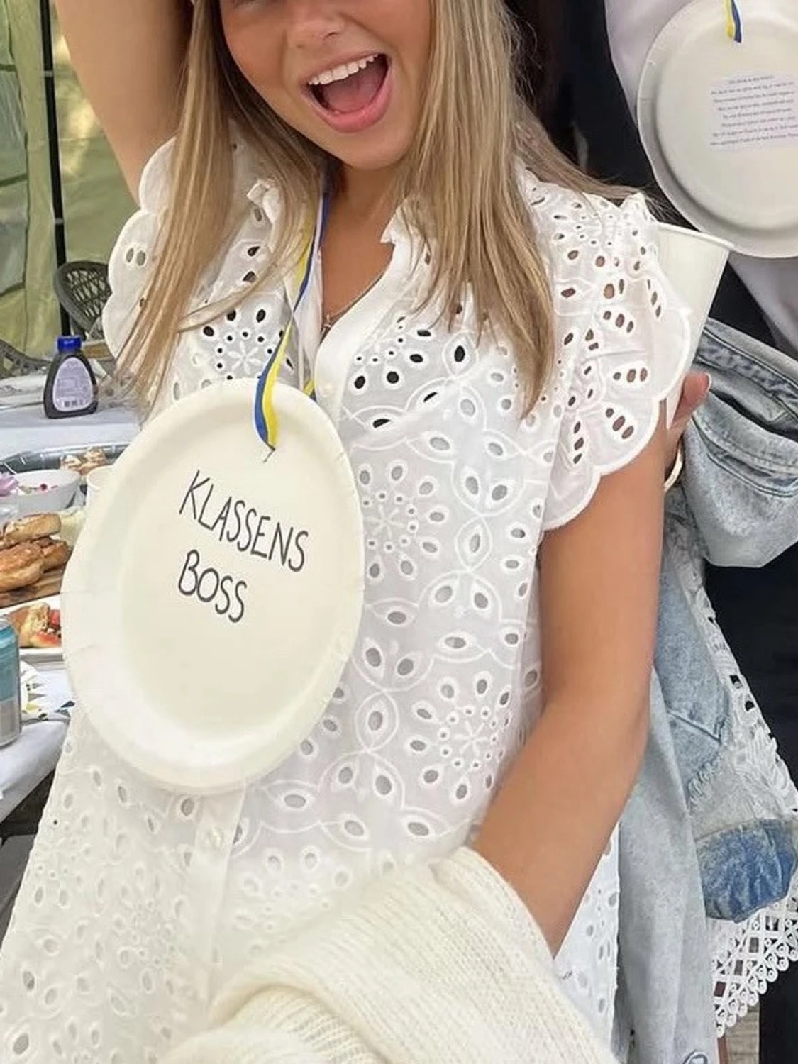 Vit broderad kort klänning med volang - 4