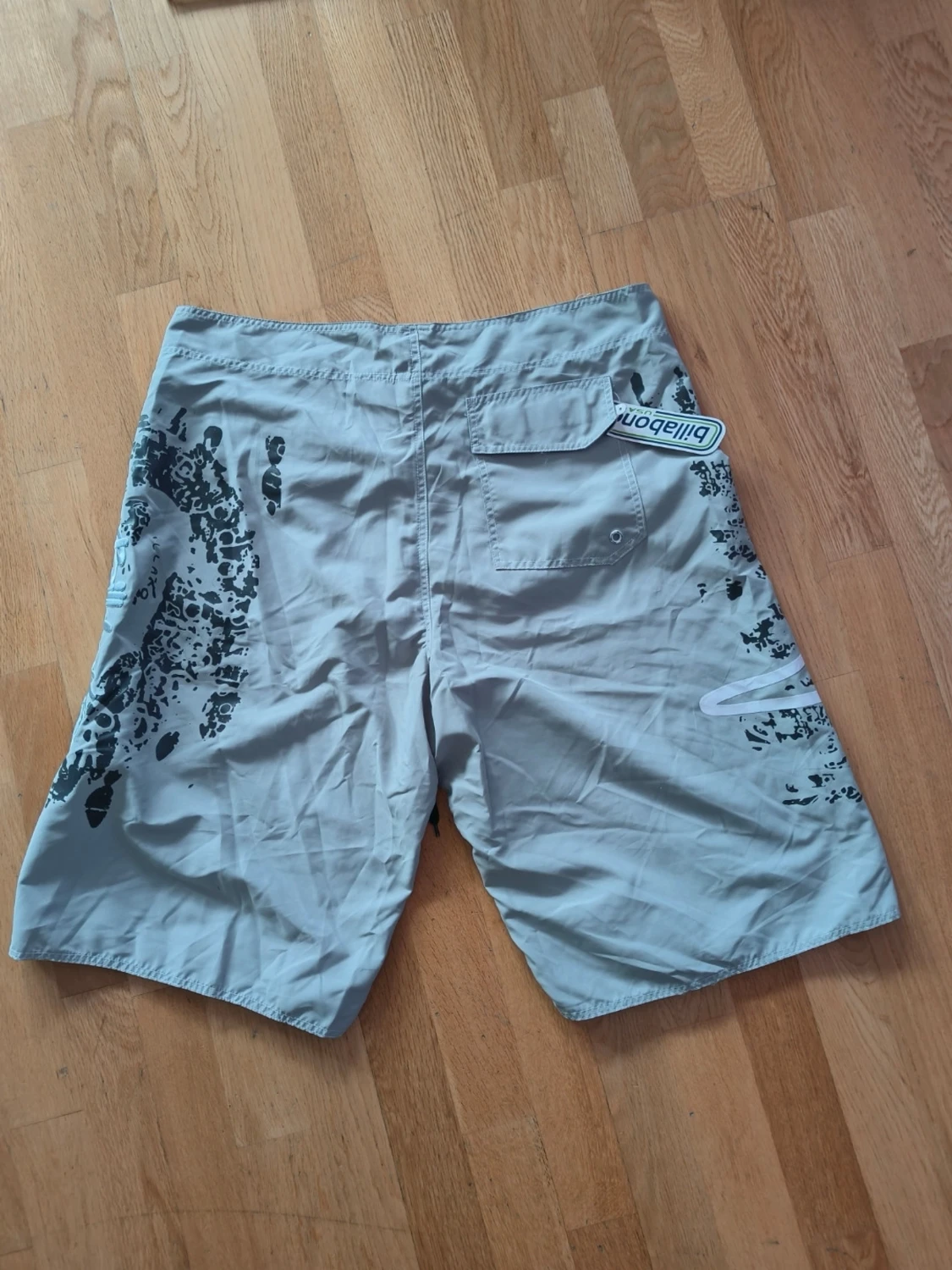 Gråa Billabong shorts med tryck - 3