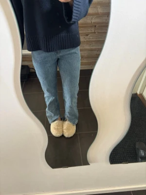 Blå raka jeans i klassisk modell💙 - Säljer ett par blå jeans med rak passform och hög midja. Jeansen har en klassisk femficksdesign och är tillverkade i denim. Jeansen har även en elegant slit längst ner. Perfekta för en avslappnad och stilren look.
