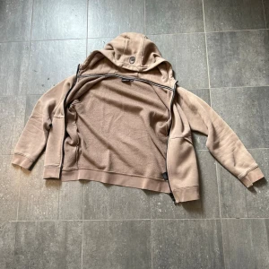 Sailracing ziphoodie - Snygg ziphoodie från sailracing. Nypris 1200, finns tecken på användning (se bild 4,5) men inget som förstör tröjans användning eller som syns i helhet. Är öppen för att gå ner vid smidig affär👍