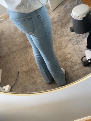 Ljusblå bootcut jeans - Säljer ett par ljusblå bootcut jeans som är jätte fin färg säljer pågrund av att dom är förkorta för mig kom för fler frågor 