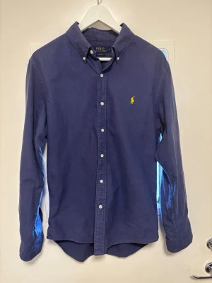 Ralph Lauren skjorta mörkblå L slim fit - Skick 9/10, inga defekter Längd 73cm, Bredd 53cm  Skriv vid funderingar  Kolla in profilen för fler liknande plagg