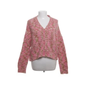 Stickad kofta med knappar - Supermysig stickad kofta med knappar! Perfekt nu till hösten!!🍁Xs på lappen men den är oversized.