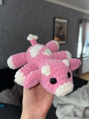 Virkad rosa kossa 🐮  - Vit/rosa virkad kossa – handgjord & unik🐄🧶 Superfin, mjuk och söt liten ko i rosa & vit, perfekt som present eller för att ge lite extra charm till hyllan, soffan eller skrivbordet! 	•	Handgjord med kärlek🩷 •	Virkad i mjukt garn 	•	Unik – bara ett exemplar!  ✨ Pris: 150 kr ✨Passar både som prydnad och kramdjur 🧸OBS! Dessa innehåller säkerhetsögon som ej är rekommenderade för barn under 3 år!