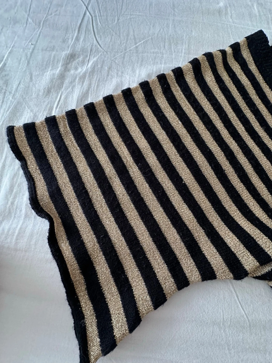 Randig stickad topp med v-ringning - 2