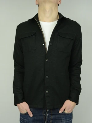 Massimo Dutti overshirt  - MASSIMO DUTTI OVERSHIRT Storlek : M Passform : Normal Användning : Jackan är i ett väldigt fint skick utan defekter Nypris : Cirka 1500sEK Modellen på bilden : 182CM och väger 77KG