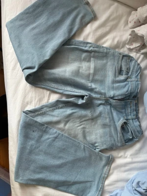 Levi's Loose Tapered ljusblå jeans - Säljer ett par ljusblå jeans från Levi's i modellen Loose Tapered. Jeansen har en avslappnad passform med avsmalnande ben och klassiska fem fickor. Tillverkade i denim med snygg tvätt och detaljerade sömmar. Perfekta för en chill och trendig look.