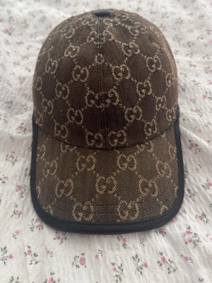 Gucci keps - Äkta gucci keps limteed editon helt ny kostar 5 tusen, kepsen är i storlek S och kommeer med dustbag och säljs biligt