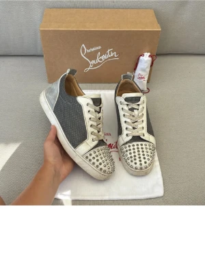 Christian loubitin  - Intressekoll! på dessa loubs i storlek 43,5. Sjukt bra skick (en nit har lossnat) box, dustbags samt kvitto med följer. Skriv för mer bilder eller frågor!