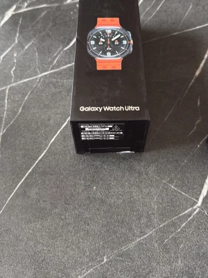 Samsung Galaxy Watch Ultra  - Snygg Samsung Galaxy Watch Ultra. Det är ickee orginal men funkar utmärkt och samma funktioner.  Kan mäta hjärt slag, syret i blodet, lungfrekvens och massor med annat. Helt oanvänt och packeterad och plastade. Ordinarie pris på dessa är 7900kr , 