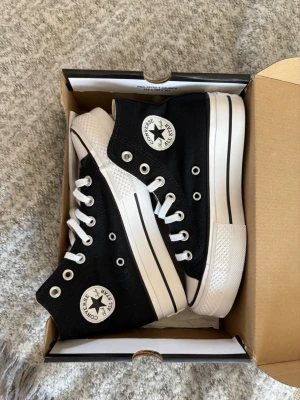 Converse All Star Chuck Taylor Platform - Enbart testade och säljer pga för liten storlek. 💬 Tveka inte att skriva vid frågor eller bud 📦 Skickar snabbt