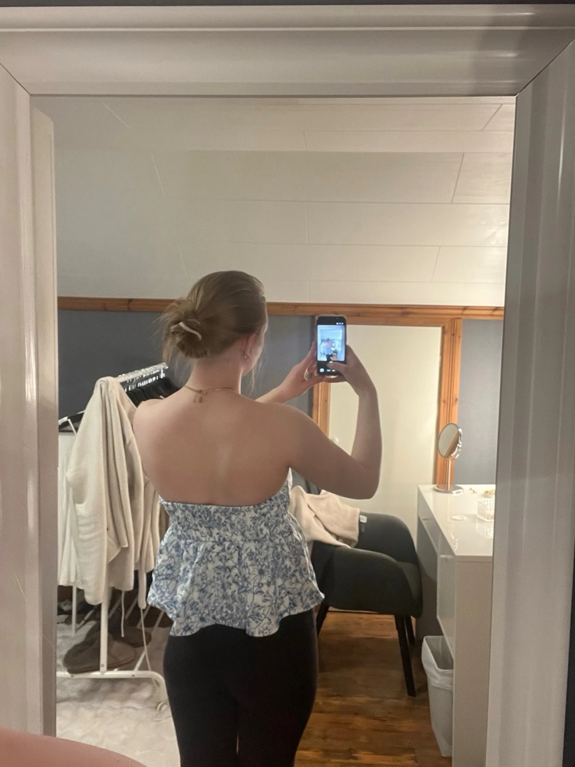 Blåvit blommig axelbandslös topp - 1