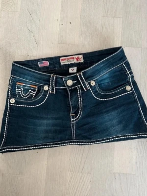  True Religion kjol - Säljer en true religion kjol då den inte passade. Vet faktiskt inte om den är äkta då jag köpte den på vinted därav priset. Supersnygg och i bra skick. Skriv för mer mått/bilder