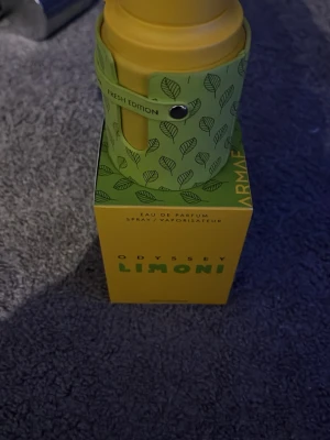 Odyssey Limoni Eau de Parfum - Odyssey Limoni Eau de Parfum från Armaf i en fräsch gul och grön flaska med bladmotiv. Doften är en Fresh Edition och flaskan har en unik design med ett grönt hölje och tryckknapp. Perfekt för dig som gillar citrus, knappt använd öppnade kartongen och hade den bara där och använde den aldrig.