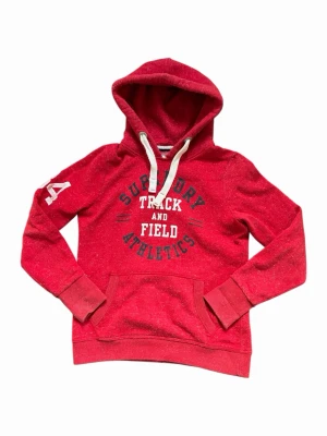 Superdry vintage hoodie - Tja! Säljer en tvär fet Superdry Hoodie. Sjukt skönt material och bra passform. Storlek L men passar precis som en S. 10/10 skick. Hör av dig vid absolut minsta fundering!