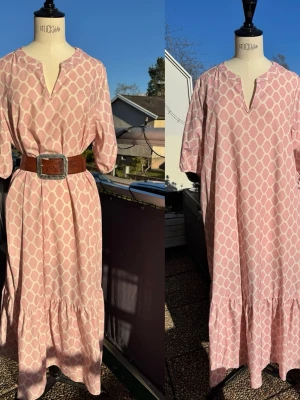 Ljusrosa mönstrad maxiklänning - Ljusrosa maxiklänning.  Lätt & luftig modell. Trekvartsärmar och volang nertill. Lös passform som kan stylas med tex ett skärp  för markerad midja. 💖