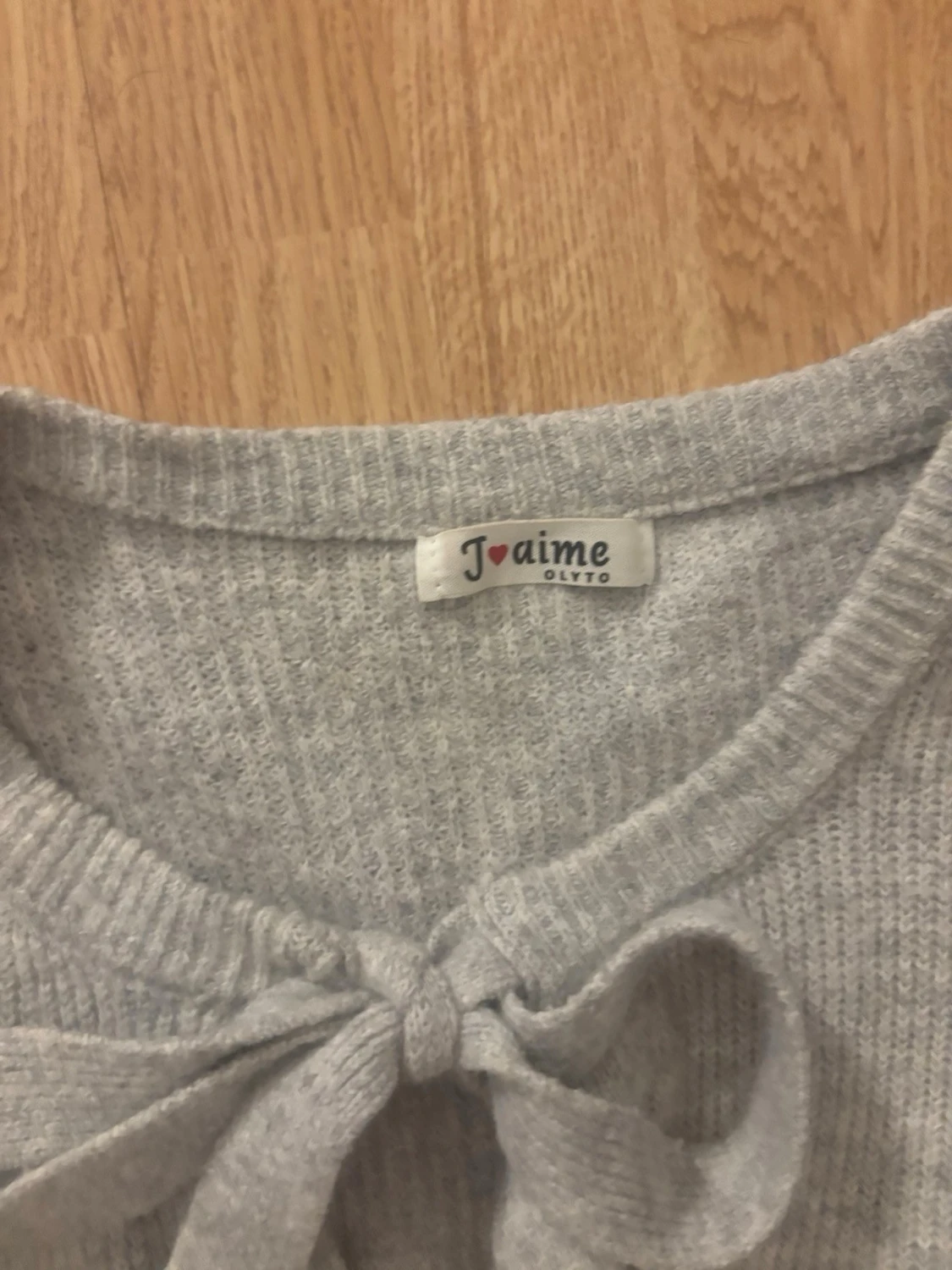 Ljusgrå stickad kofta med rosetter - 3