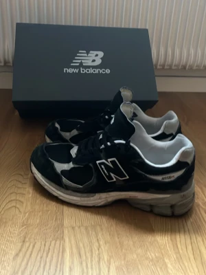 Svarta NB 200r - Ändå rätt bra skick, priset kan diskuteras, OBS. Boxen tillhör ett annat par NB skor