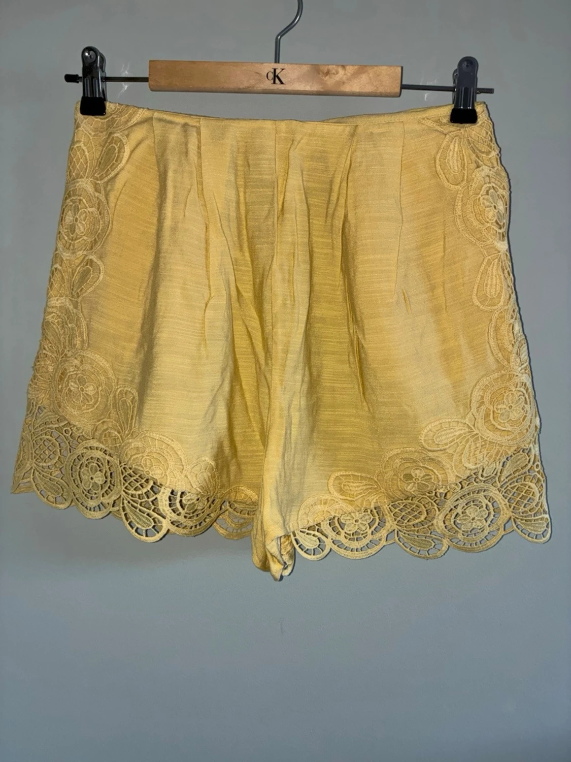 Gula shorts med spetsdetaljer