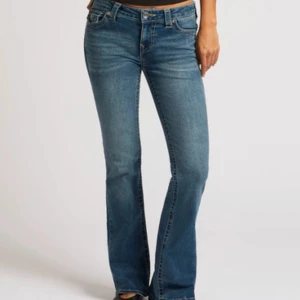 Blå bootcut jeans från True Religion. Becca mid raise bootcute flap.  - Becca mid raise bootcut flap. Färg Arabella. Storlek W30. Nypris 1399kr. Fick dessa i present men var fel storlek för mig så lappen sitter kvar. 