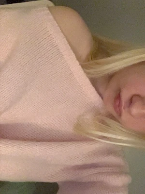 Ljusrosa offshoulder stickad tröja - Säljer en jättegullig ljusrosa stickad tröja med off shoulder-design💗 Ganska tunt material, även väldigt bekvämt och sticks inte alls! Storlek XL men sitter mer som L. Använd fåtal gånger💗