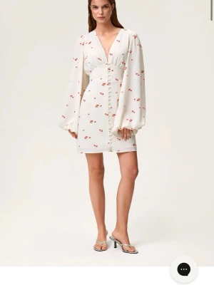 Adoore klänning - Säljer/byter min jättefina adoore klänning som knappt är använd då den är för stor! Den är endast använd en gång! Är öppen för att byta till en i en annan färg och längd!💕Skriv för egna bilder!