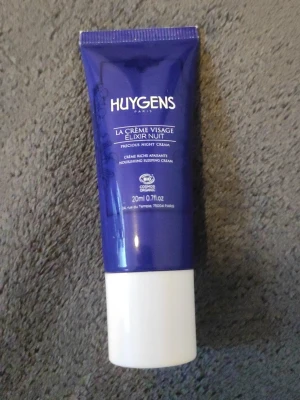 Huygens nattkräm Elixir Nuit 20ml - Nattkräm från Huygens i en mörkblå tub med vit kork. Elixir Nuit är en närande och lugnande ansiktskräm för natten, ekologiskt certifierad och innehåller 20 ml. Perfekt för dig som vill boosta hudvårdsrutinen.