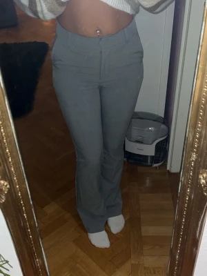 Kostymbyxor Bik Bok - Jättefina gråa high waist flared kostymbyxor från bok bok, de är i storlek 34 men är stretchiga och aldrig använda bara testade 💕