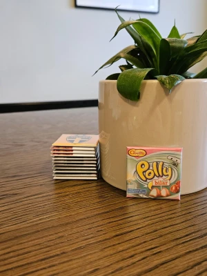 Kylskåpsmagnet Polly - Dimensioner är 50x50mm. Alla magneter är designade och handgjorda av mig. Jag använder en blandning av nytt och begagnat material. Mitt mål är att skicka beställningar inom 24 timmar. Följ mig på Insta: magnet.man  /Magnet man