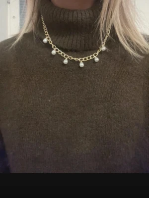 Halsband med pärlor  - Kedje halsband med droppformade pärlor 🩷 justerbart och rostfritt 🥰