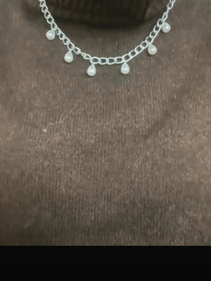 Halsband med pärlor - Haldband med droppformade pärlor 🩷 justerbart och rostfritt 🥰