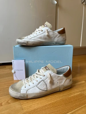  Philippe Model skor - Feta Philippe Model PRSX LOW skor i utmärkt skick, använda fåtal gånger. Allt OG ingår.            Priset kan diskuteras, tveka inte vid frågor eller funderingar.                                                             Skick - 9/10  Storlek - 43  Pris - 2200kr