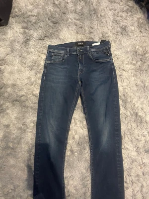 Replay Jeans - Snygga mörkblå jeans från Replay. De finns ett litet håll bredvid dragkedjan som jag sytt ihop.