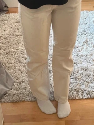 Beiga raka jeans - Säljer ett par beiga jeans med rak passform och klassiska fickor både fram och bak. Jeansen har en enkel och stilren look som passar till det mesta. 