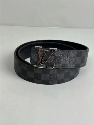 Belt  - Hej säljer den hära nya bältet.pris kan diskuteras det är storlek 110 men jag kan göra hål så att de passar till 105