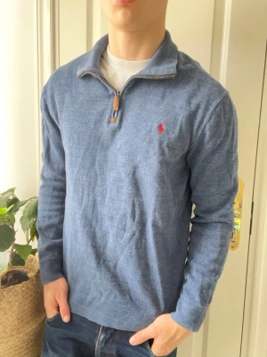 Ralph lauren quarter zip blå  - Ralph lauren quarter zip blå, ser lite skyrnklig ut men är bara inte struken. Inga defekter! Modellen i bilderna är 180 cm 75 kg och bär Storlek M , Kom med frågor! 🌟 (Kan gå ned i pris vid köp av paket 😉) 