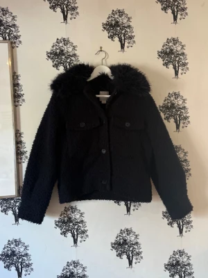 💙Superfin marinblå teddykapa från Gina Tricot 💙 - Säljer en jättesnygg och trendig svart kappa/jacka i mjukt teddy-material med fluffig krage ✨ Perfekt för höst och mildare vinter – både varm och stilren! 🌸 Märke: Gina Tricot 🌸 Storlek: 158/164 (passar även XS) 🌸 Färg: Svart 🌸 Skick: Mycket bra skick, luddig i tyget! Jackan har knäppning framtill och en kortare, modern passform som är lätt att matcha till allt – jeans, kjol eller klänning 💕 📦 Snabb frakt 💌 Hör av dig vid frågor eller fler bilder!