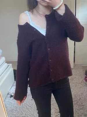 Vinröd kofta  - Mysig kofta med knappar som går att knäppa på olika sätt ❤️