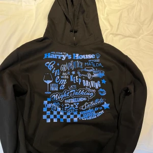 Harry styles hoodie - Intressekoll på min Harry hoodie, köpt i London och är aldrig använd då jag upplever den något liten på mig. Storlek S passar xs. Pris går att diskutera 