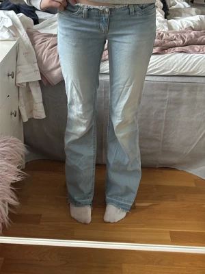 Ljusblå bootcut jeans - Säljer ett par ljusblå bootcut jeans med klassisk femficksmodell och normal midja. Säljer då dem inte kommer till användning. Dem är i storlek 34. Använd gärna köpa nu