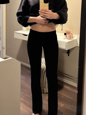 Svarta kostymbyxor från Nelly - Säljer ett par perfekta svarta kostymbyxor från Nelly med lågmidja. I storlek 32👌🏼🥰.