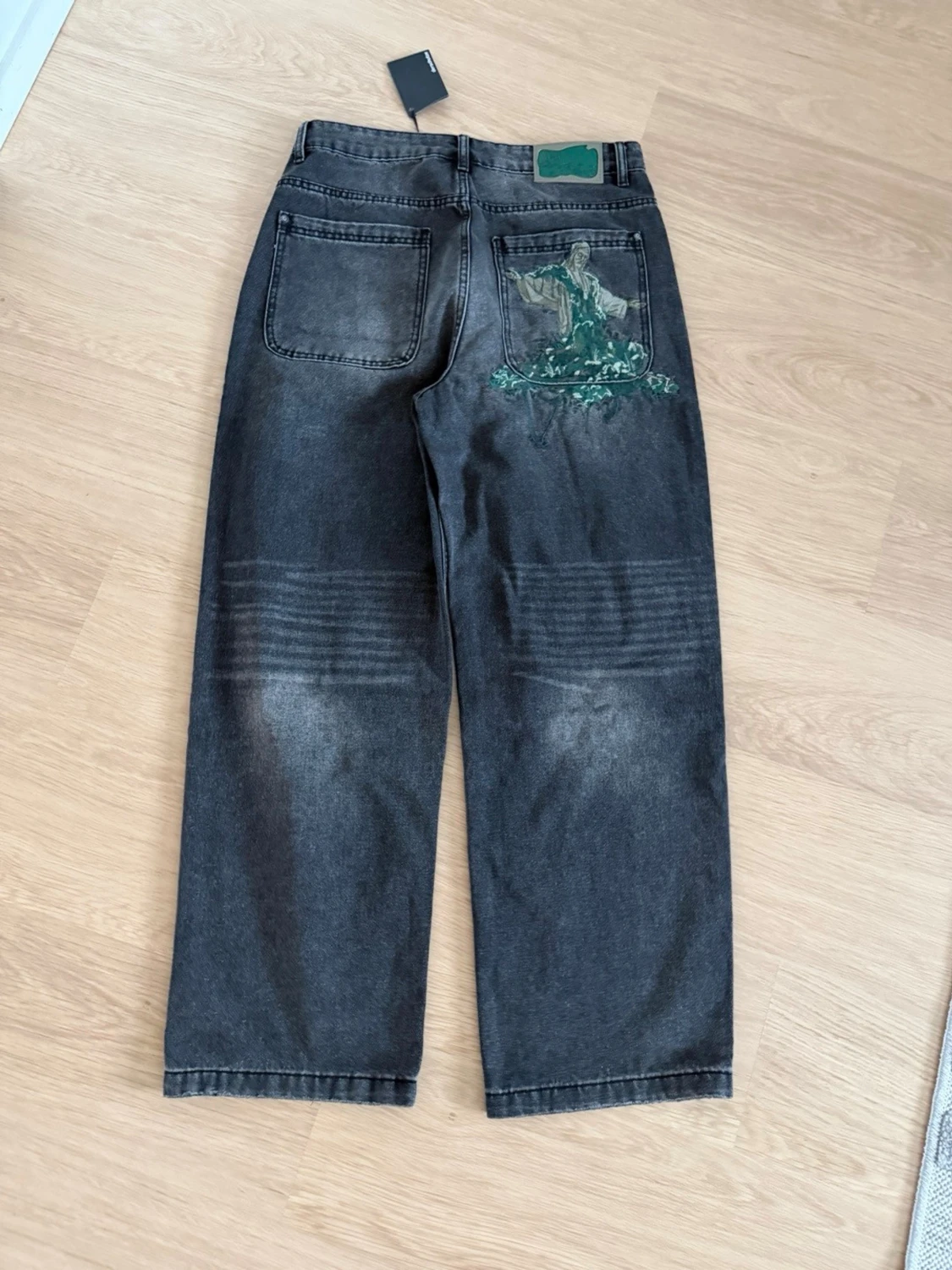 Svarta loose fit jeans med tryck
