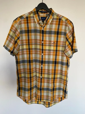 Rutig kortärmad skjorta från Gant - Snygg kortärmad skjorta från Gant i gott skick, knappt använd.                       