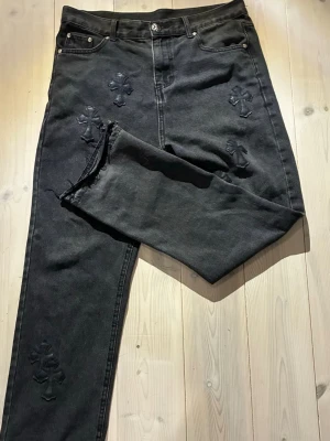 Chrome hearts jeans - Jag säljer mina chrome hearts jeans! Dom är i toppen skick super fina och snygga. Med en straight/ baggy passform. Hör av dig vid minsta fråga!